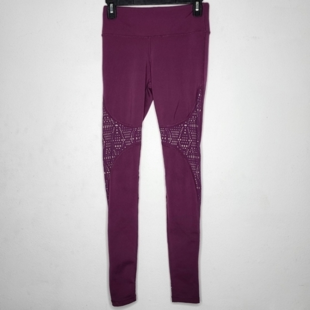 Alo Yoga West Coast Eyelet Legging Red Laser Cut Stirrup Pant‎ Stretch Size XS